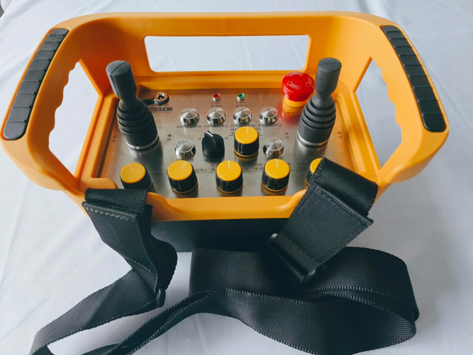 背帶型提籃式雙搖桿式工業(yè)無線遙控器