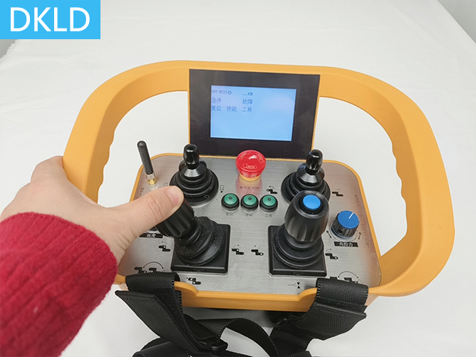 四搖桿雙向反饋模式遙控器